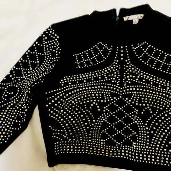 It Girl ✨$4 when bundled✨ long sleeve embellished studded crop top - Picture 2 of 7